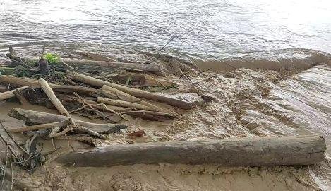 Akibat Banjir Bandang, Air Sungai Batang Lumbuh Keruh Dan Berlumpur ...