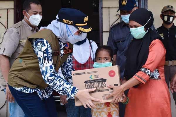 Bupati Inhu Serahkan Bantuan Kepada Warga Terdampak Banjir