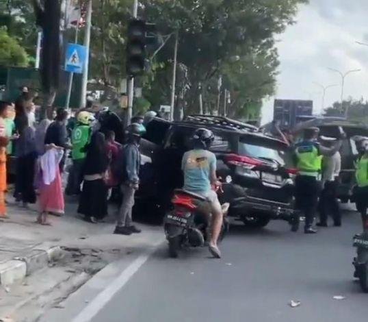 Pengemudi Minibus di Pekanbaru Ini Tewas Usai Tabrak Tiang Traffic Light