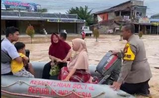 Kapolres Rohul Evakuasi Korban Banjir Pakai Perahu Karet