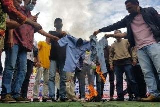 Honorer Meranti Bakar Baju Saat Demo di Kantor Bupati