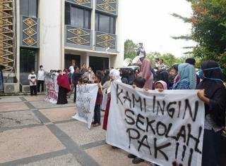 Kesal Pemko Jadikan Gedung SD Untuk Pasar, DPRD Pekanbaru di Demo Wali Murid 