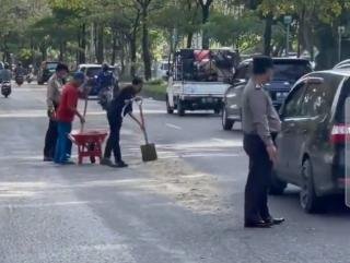 Tumpahan Minyak Goreng di Jalan Arifin Achmad dari Mobil Box Yang Pecah Ban