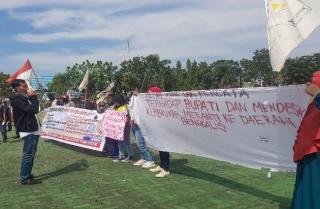 Laskar Muda Melayu Riau Bawa Dua Papan Nisan di Depan Kantor Bupati Meranti: Matinya Pemerintahan Kita!