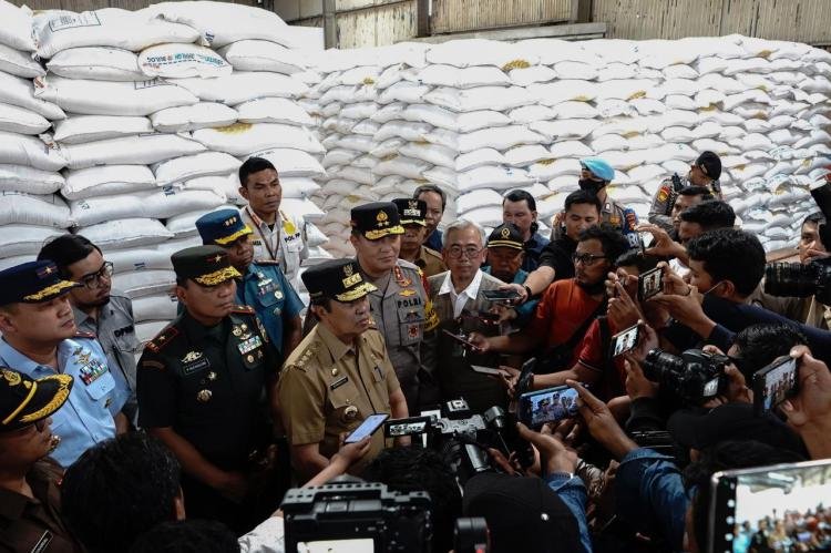 Jelang Nataru, Gubernur Riau Cek Rumah Ibadah, Gudang Bulog, dan Pos Keamanan