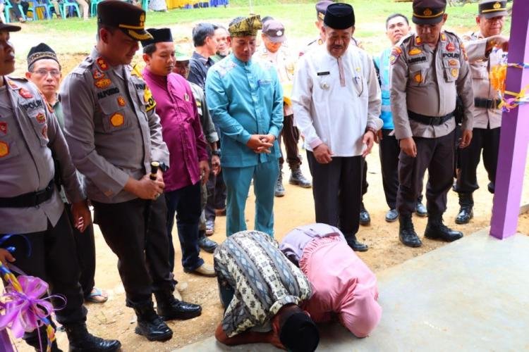 Rumah Selesai Direnovasi Polres Inhu, Nurhayati Sujud Syukur