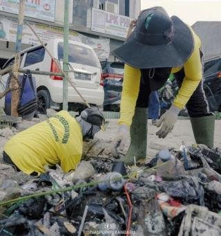 PUPR Pekanbaru Keruk Drainase di Jalan Pangeran Hidayat