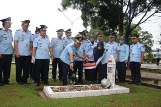 Hari Bhakti Imigrasi, Kemenkumham Riau Gelar Tabur Bunga di TMP Pekanbaru