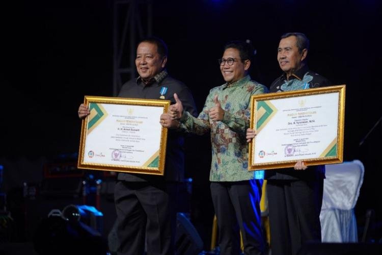 Peduli Ekonomi Desa, Gubernur Syamsuar Terima Penghargaan