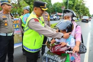 Operasi Keselamatan, Kapolres Inhu Bagikan Helm Gratis