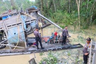 Tertibkan PETI, Kapolres Inhu Turunkan Tim dan Musnahkan 66 Rakit di Peranap Riau