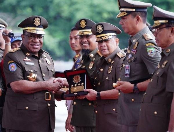 Dinilai Peduli Terhadap Satpol PP, Gubernur Syamsuar Diberi Penghargaan Oleh Mendagri