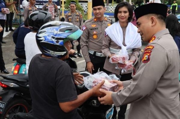 Polisi di Inhu Bagikan Takjil Untuk Pengguna Jalan