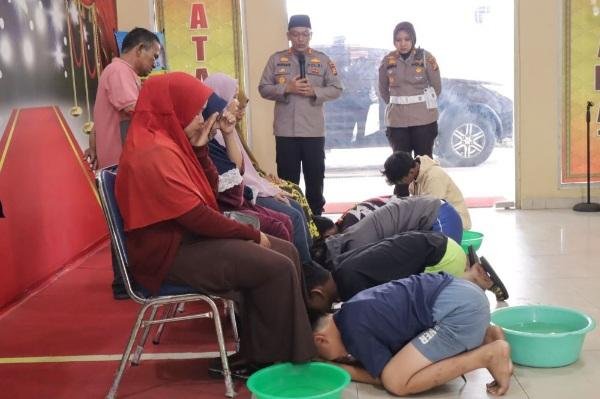 Pelaku Tawuran di Dumai Dihukum Mencuci Kaki Emaknya