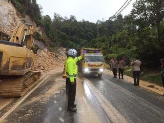 Jalan Lintas Sumbar-Riau Diterjang Longsor, Jalur Dibuat Buka Tutup Searah