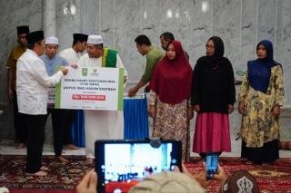 Gubri Serahkan 1.000 Paket Bantuan Idulfitri Senilai Rp500 Juta di Dumai