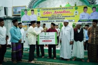 Safari Ramadan di Bagansiapiapi, Gubri Salurkan Bantuan Ratusan Juta Rupiah