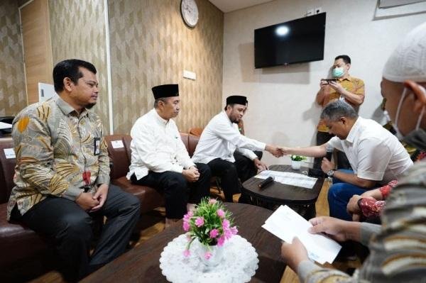 Baznas Provinsi Riau Terima Zakat Mal RS Awal Bros Rp750 Juta