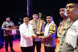 Dai Polres Rohil Juara 1, Gubernur Syamsuar Serahkan Trofi Penghargaan