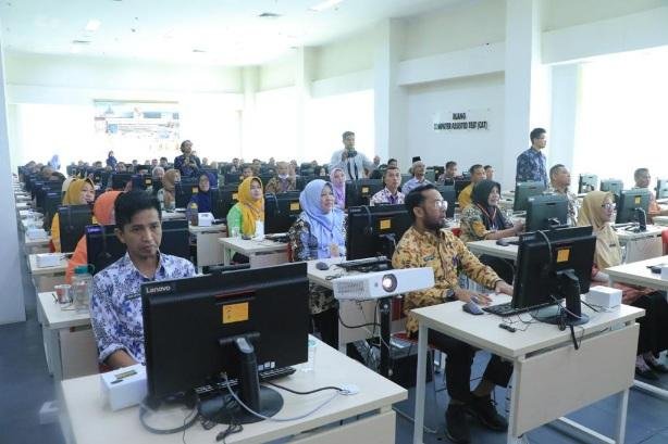 Sekdako Pekanbaru dan Kakan BKN Regional XII Pantau Ujian Kenaikan Pangkat 72 PNS