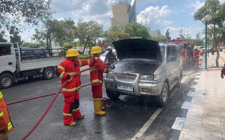 DPKP Padamkan Kebakaran Mobil Chevrolet di Jalan Jenderal Sudirman Pekanbaru