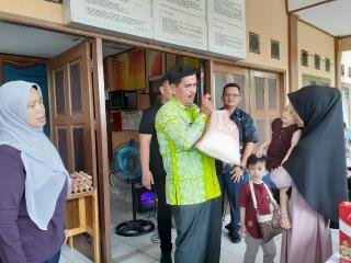 Jalankan Program BAAS 2023, Kadis Damkar Pekanbaru Serahkan Sembako Kepada Dua Anak Asuhnya