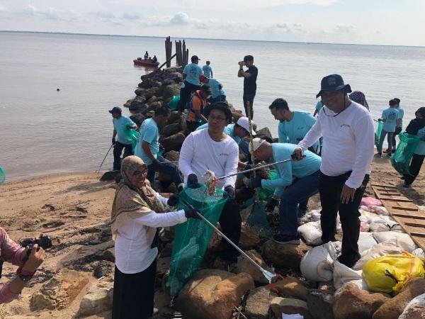 Peringati Hari Lingkungan Hidup, DLHK Riau Bersih-bersih di Pantai Marina Dumai