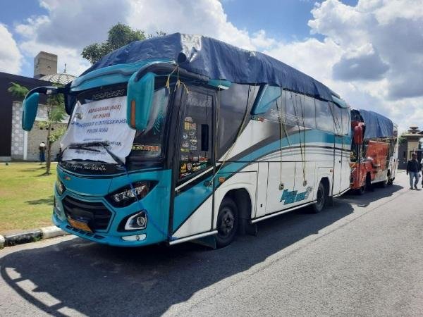 Polda Riau Sita 2 Bus Hasil TPPU Investasi Bodong Minuman Cimory