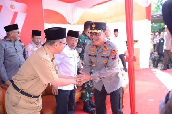 HUT Bhayangkara, Polda Riau Salurkan Bansos dan Bedah Rumah