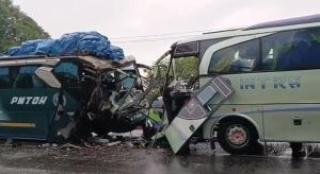 Dua Bus Tabrakan di Jalan Riau-Sumut, Lalin Macet 9 KM