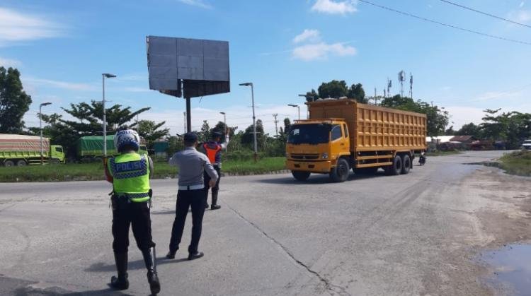 Nekat Melintas Dalam Kota, Ratusan Truk Tonase Besar Diusir Dishub