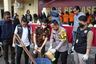 Polisi Musnahkan 4 Kilogram Sabu Milik Calon Pengantin di Pekanbaru