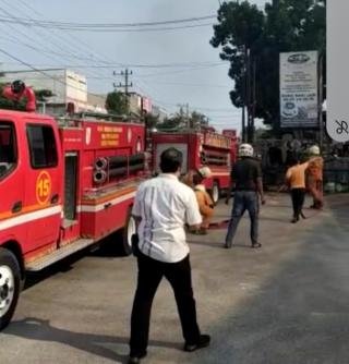 5 Unit Mobil Damkar Dikerahkan Padamkan Kebakaran Resto Ayam Geprek dan Seafood di Jalan Hangtuah