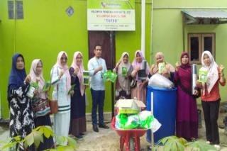 Wujudkan Program Wali Kota, Disketapang Serahkan Bibit Tumbuhan dan Ikan Kepada KWT Tapah