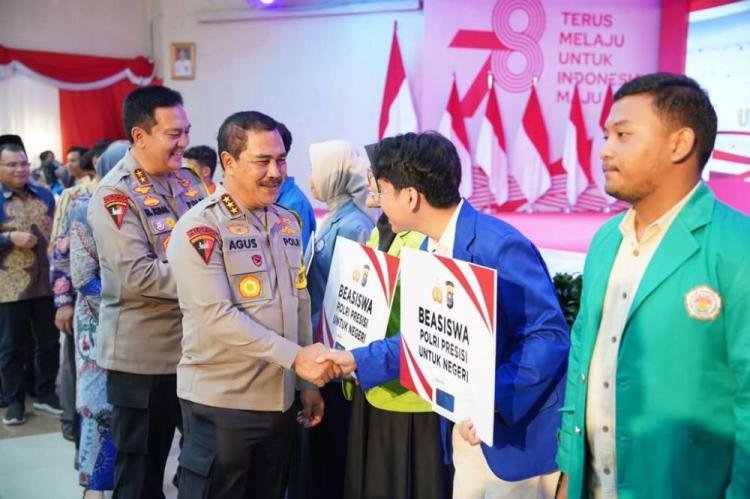 Kunjungan ke Riau, Wakapolri Silaturahmi dan Berikan Bantuan Bagi Mahasiswa Berprestasi