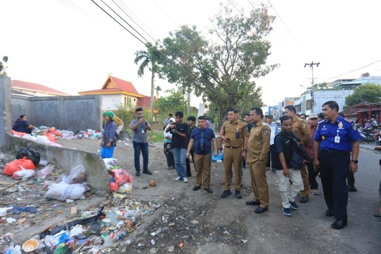 Kadis DPKP Pekanbaru Dampingi Pj Walikota Tinjau Kondisi Rusaknya Jalan Teratai