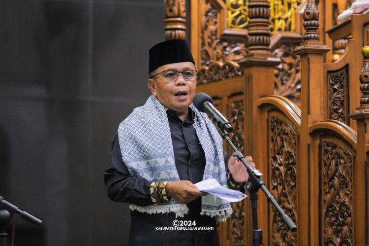 Plt Bupati Asmar Salat Tarawih Perdana di Masjid Agung Darul Ulum Selatpanjang