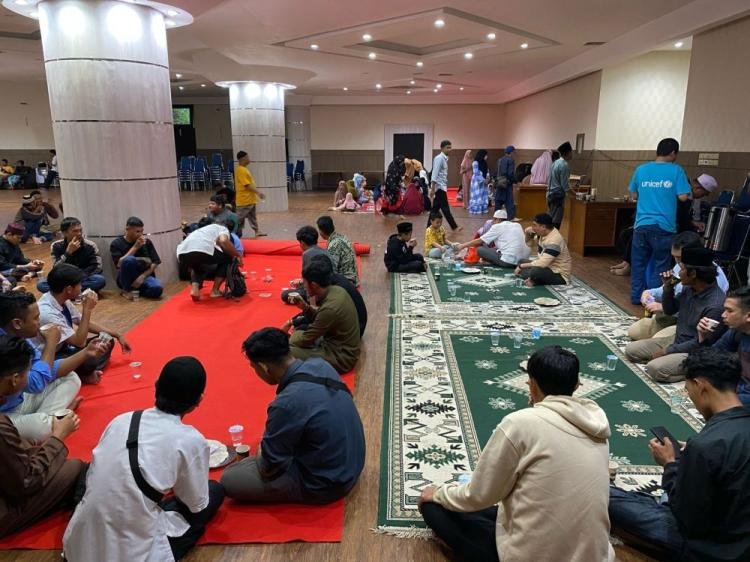 Ratusan Takjil dan Nasi Bungkus di Masjid Raya Annur Riau Ludes Diserbu Jemaah