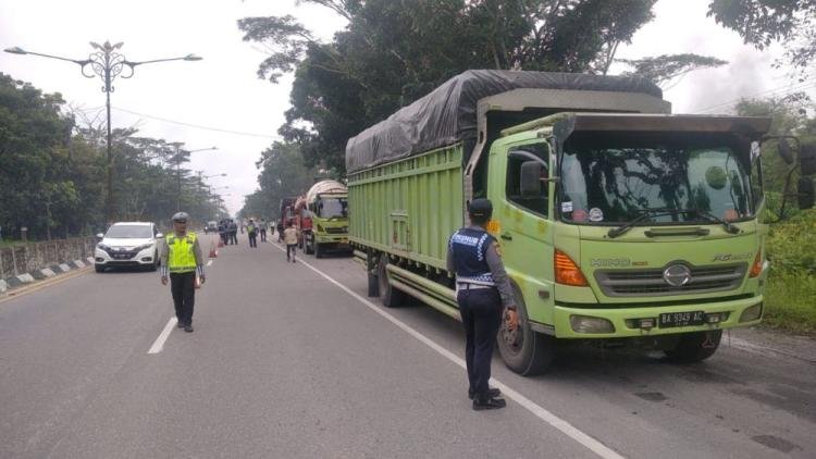 Tim Gabungan Tilang 86 Truk di Kampar