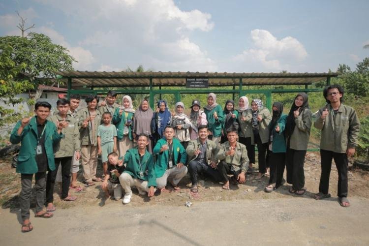 Peduli Lingkungan, Mahasiswa KKN UMRI Bangun Bank Sampah di Meranti Pandak