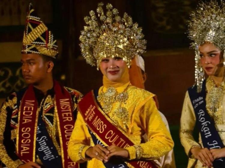 Siswi MAN 1 Rokan Hilir Tengku Nurul Suhada Dinobatkan Sebagai Miss Cultural Riau 2024