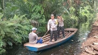 Bhabinkamtibmas Susuri Hutan Belantara Demi Pilkada Damai