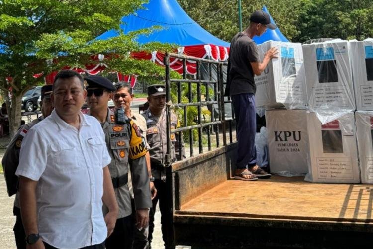 Polda Riau Pantau Langsung Pengamanan Logistik Pilkada di Pulau Terluar Dekat Malaysia