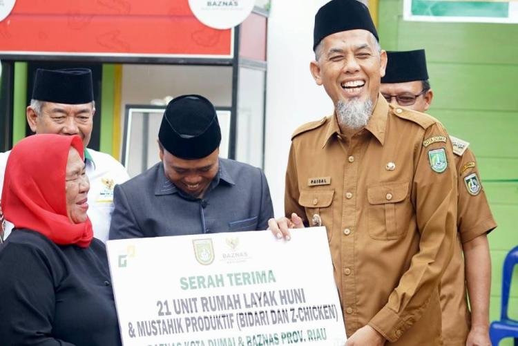 Baznas Dumai Serahkan 21 Bantuan Rumah Layak Huni Secara Simbolis