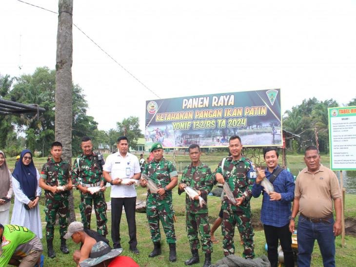 Dukung Program Panglima TNI, Yonif 132/BS Salo Lakukan Panen Ikan Patin Dalam Meningkatkan Ketahanan Pangan