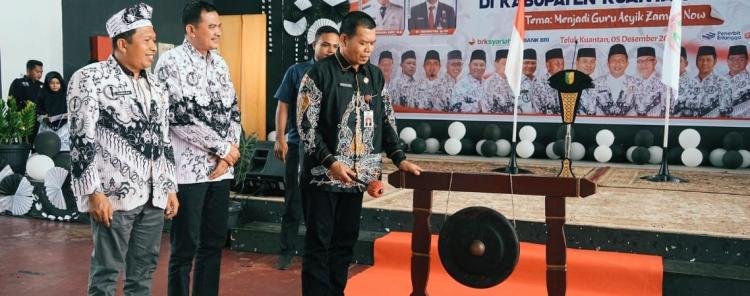 Sempena HUT PGRI dan Hari Guru Nasional, Bupati Kuansing Buka Seminar Pendidikan