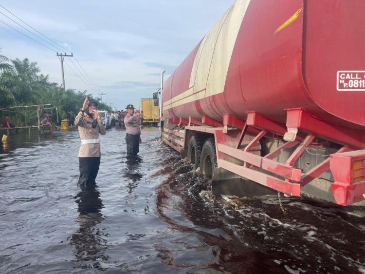 Banjir Mulai Surut, Lalin di Jalintim Kilometer 83 Pelalawan Kembali Normal