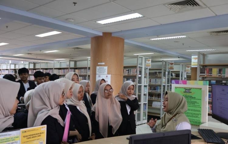 Puluhan Pelajar Padang Panjang Wisata Literasi ke Perpustakaan Soeman Hs Riau