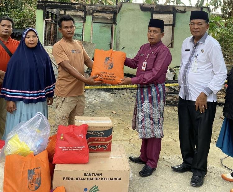 Dinsos Salurkan Bantuan Untuk Korban Kebakaran di Kecamatan Rumbai