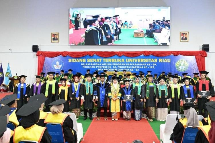 Wisuda 2.388 Lulusan Diawal 2025: Momentum Bersejarah di Gedung Student Center Baru